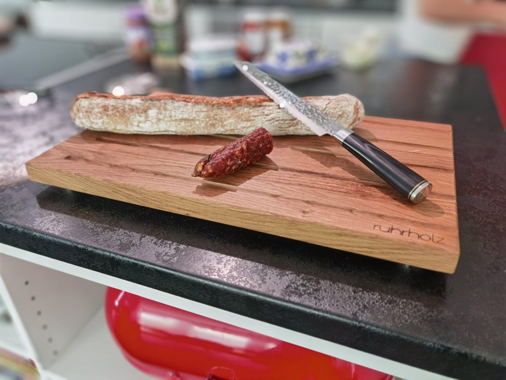 Brotschneidebrett XXL aus Eichenholz in Größe 50x30x2,5 cm mit rutschfesten Edelstahlfüßen - ruhrholz