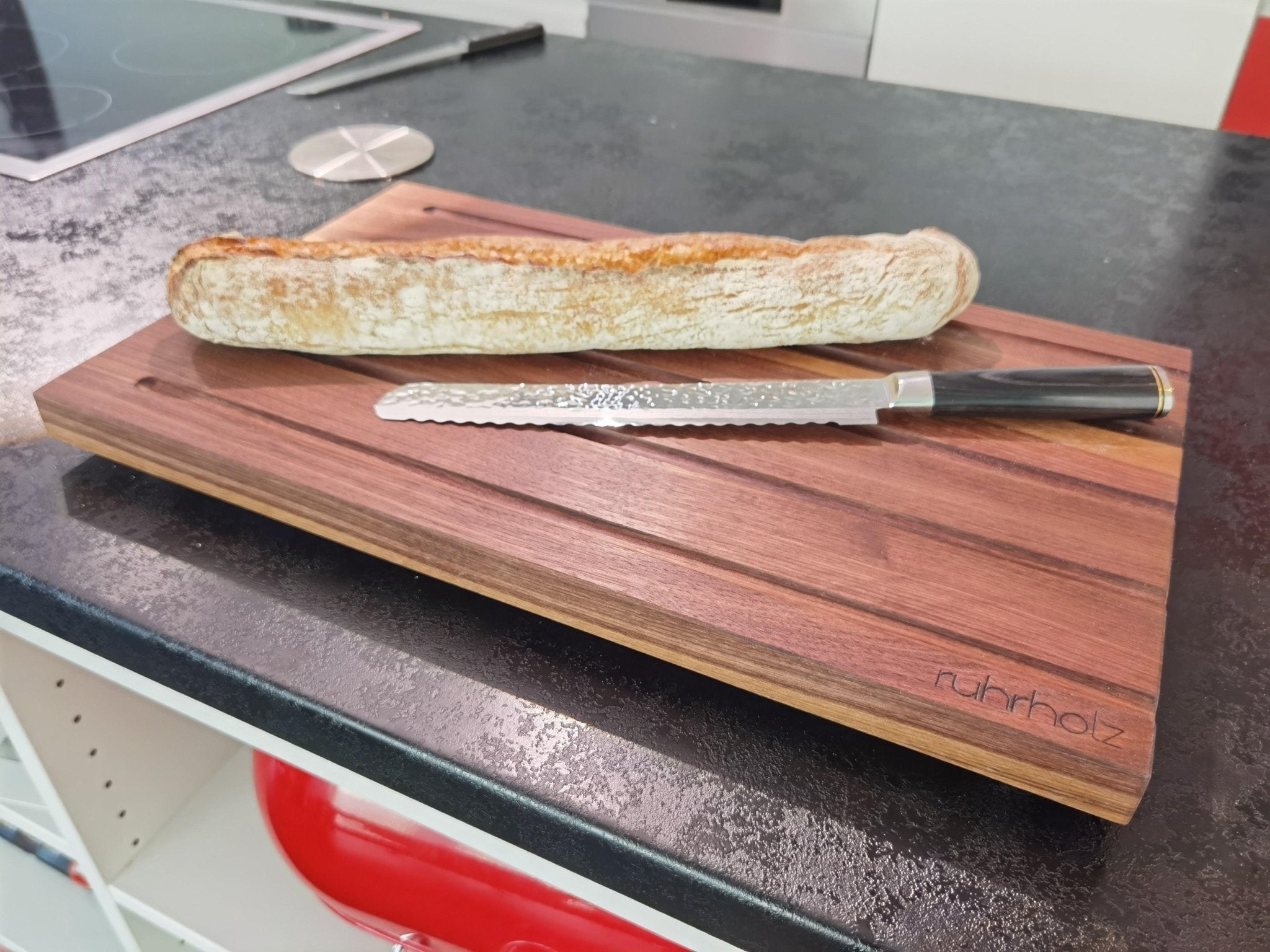 Brotschneidebrett XXL aus Nussbaum in Größe 50x30x2,5 cm mit rutschfesten Edelstahlfüßen - ruhrholz