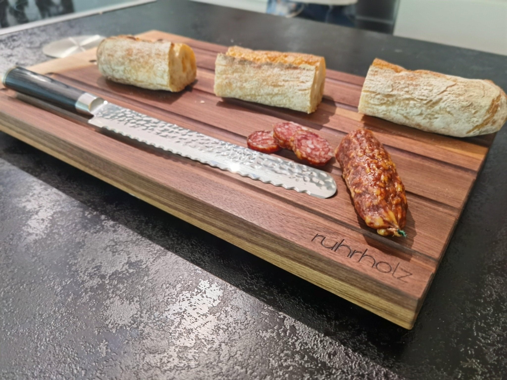 Brotschneidebrett XXL aus Nussbaum in Größe 50x30x2,5 cm mit rutschfesten Edelstahlfüßen - ruhrholz