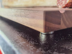 Brotschneidebrett XXL aus Nussbaum in Größe 50x30x2,5 cm mit rutschfesten Edelstahlfüßen - ruhrholz
