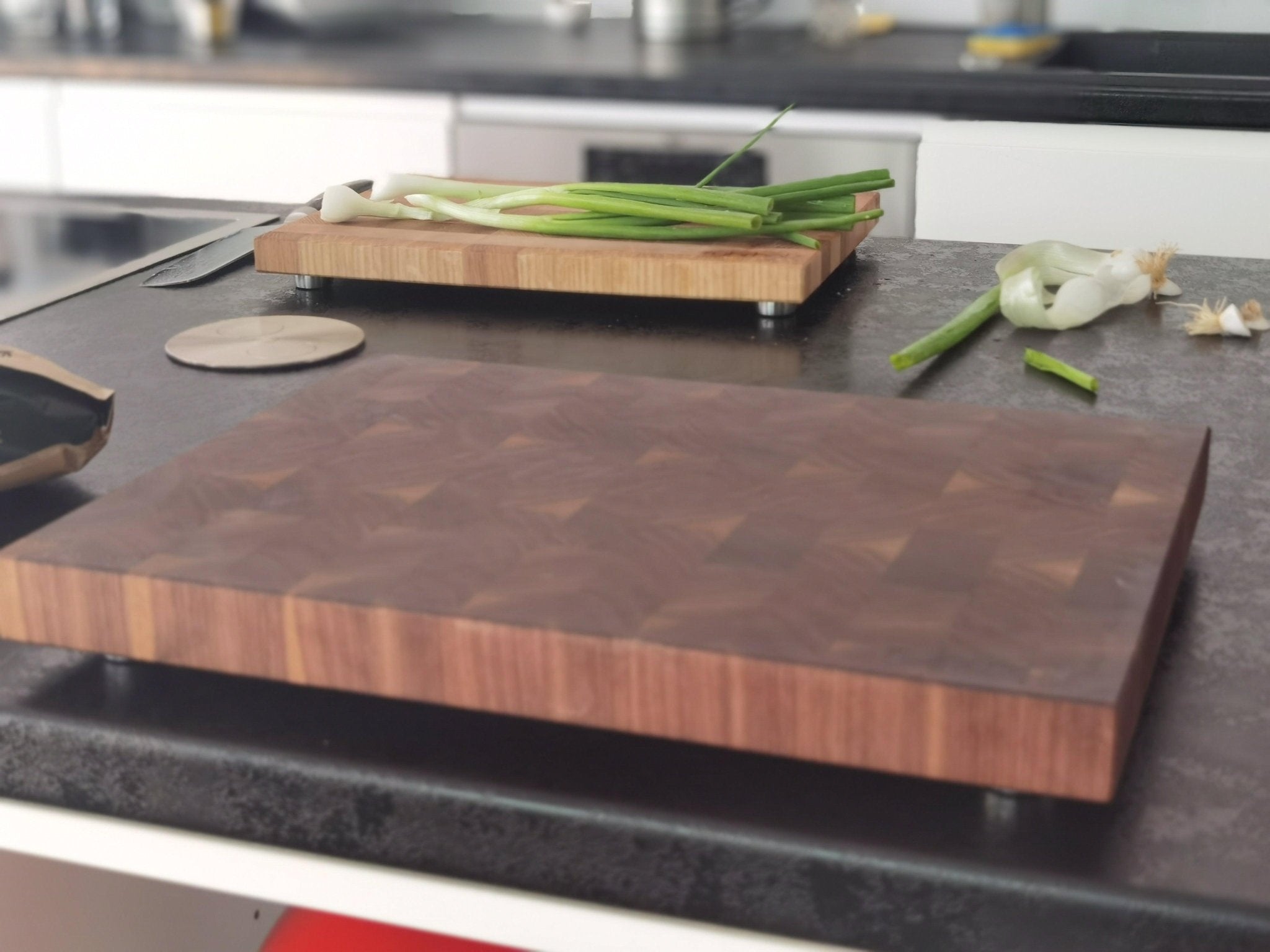 Schneidebrett - Nussbaum Stirnholz - Größe 40 x 30 x 3 cm - rutschfeste Edelstahlfüße - ruhrholz